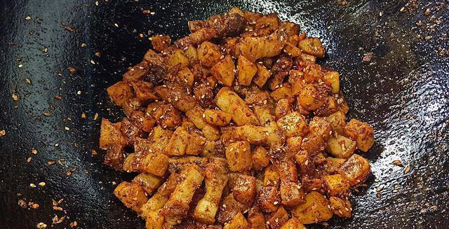 香辣过瘾的孜然土豆煎肉，浓郁的烧烤味道，下饭又解馋，特别过瘾