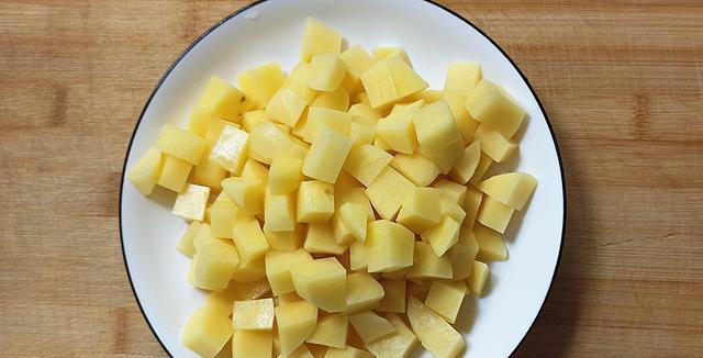 香辣过瘾的孜然土豆煎肉，浓郁的烧烤味道，下饭又解馋，特别过瘾