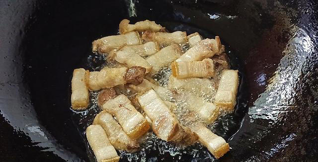 香辣过瘾的孜然土豆煎肉，浓郁的烧烤味道，下饭又解馋，特别过瘾