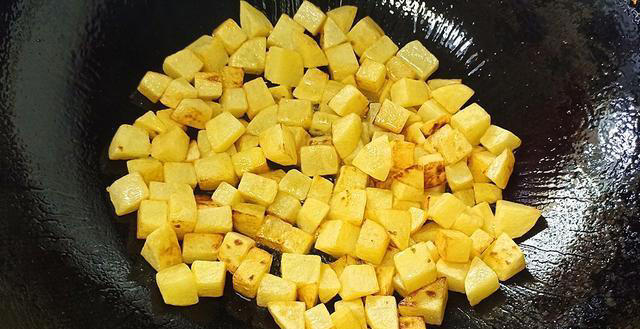 香辣过瘾的孜然土豆煎肉，浓郁的烧烤味道，下饭又解馋，特别过瘾