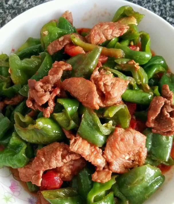 青椒炒肉的家常做法，香辣可口，味道鲜美，太下饭了，一盘不够吃