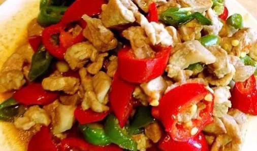 青椒炒肉的家常做法，香辣可口，味道鲜美，太下饭了，一盘不够吃