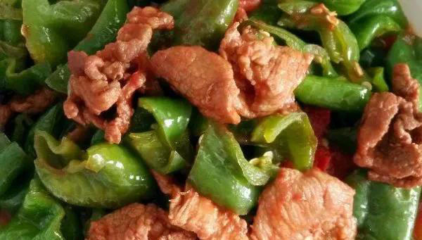 青椒炒肉的家常做法，香辣可口，味道鲜美，太下饭了，一盘不够吃