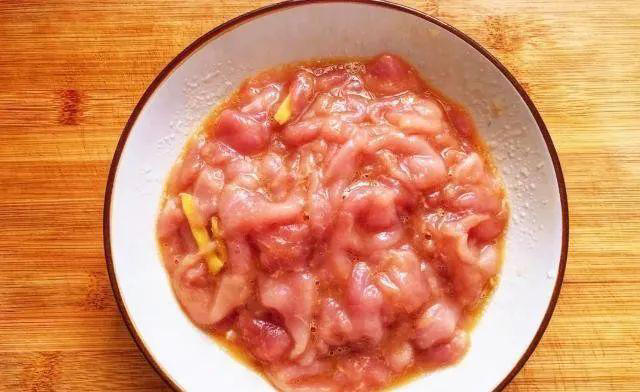 水煮肉片的正宗做法，想要鲜辣有诀窍，大厨教你方法