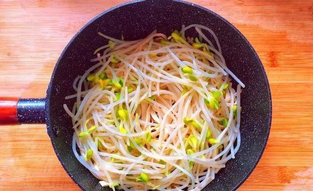 水煮肉片的正宗做法，想要鲜辣有诀窍，大厨教你方法