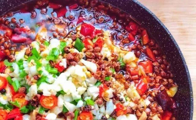 水煮肉片的正宗做法，想要鲜辣有诀窍，大厨教你方法