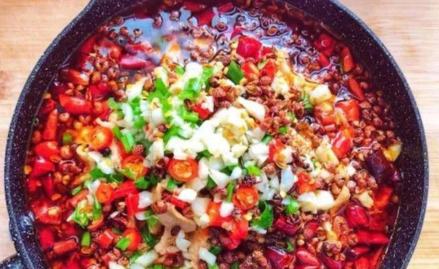 水煮肉片的正宗做法，想要鲜辣有诀窍，大厨教你方法