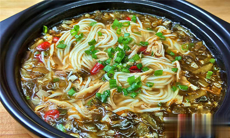 10分钟搞定酸汤米粉做法，酸辣好吃，早上来一碗太爽了