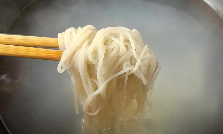 10分钟搞定酸汤米粉做法，酸辣好吃，早上来一碗太爽了