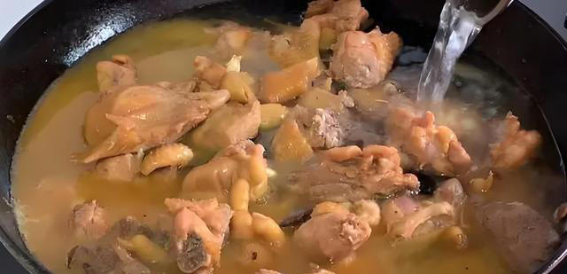 炖鸡时，有人焯水，有人直接炖！都不对，教你最正确做法！