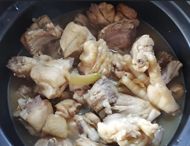 炖鸡时，有人焯水，有人直接炖！都不对，教你最正确做法！