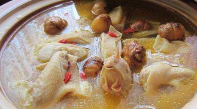 炖鸡时，有人焯水，有人直接炖！都不对，教你最正确做法！