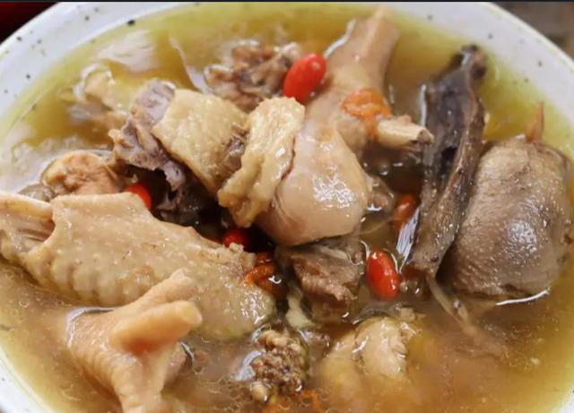 炖鸡时，有人焯水，有人直接炖！都不对，教你最正确做法！