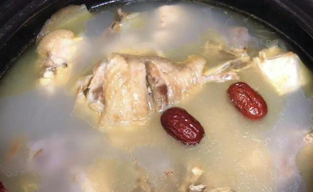 炖鸡时，有人焯水，有人直接炖！都不对，教你最正确做法！