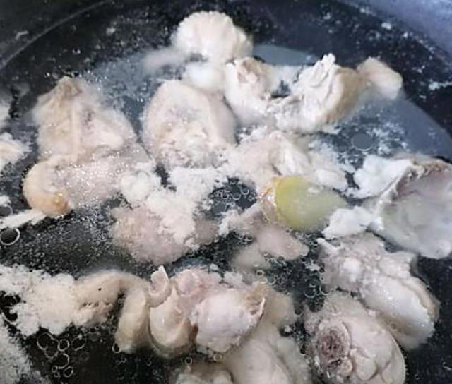 炖鸡时，有人焯水，有人直接炖！都不对，教你最正确做法！