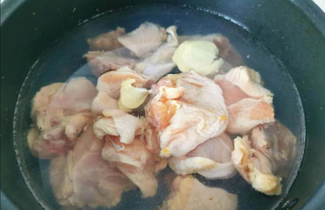 炖鸡时，有人焯水，有人直接炖！都不对，教你最正确做法！