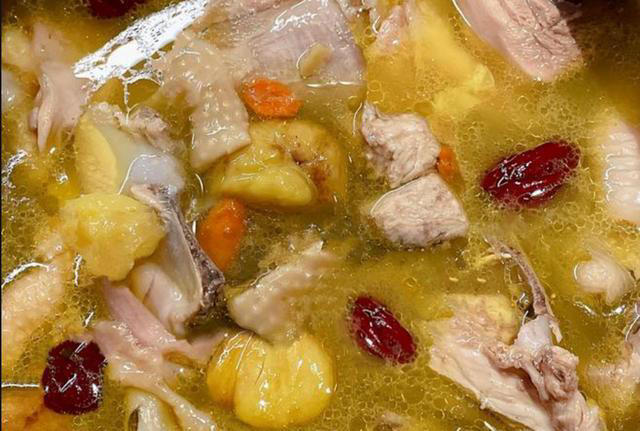 炖鸡时，有人焯水，有人直接炖！都不对，教你最正确做法！