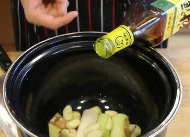 炖鸡时，有人焯水，有人直接炖！都不对，教你最正确做法！