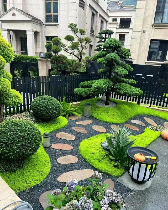 院子的美不在满，而在恰到好处。