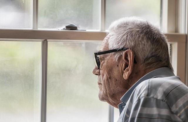 人老了，最怕老年痴呆! 这几种食物，吃得越多大脑老得越快