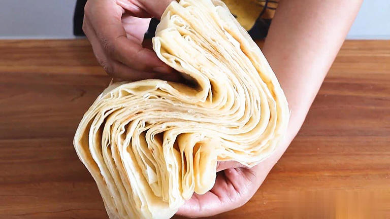 家常烙饼别直接烙，掌握窍门松软多层，凉了也不硬