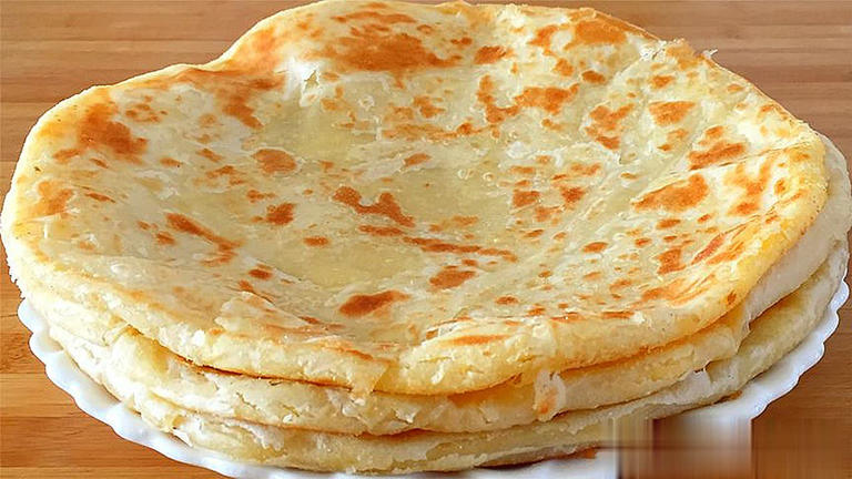 家常烙饼别直接烙，掌握窍门松软多层，凉了也不硬