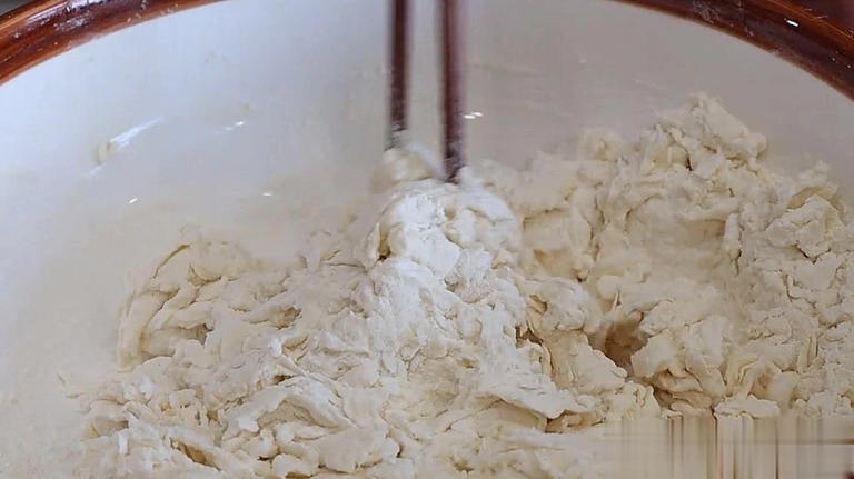 家常烙饼别直接烙，掌握窍门松软多层，凉了也不硬