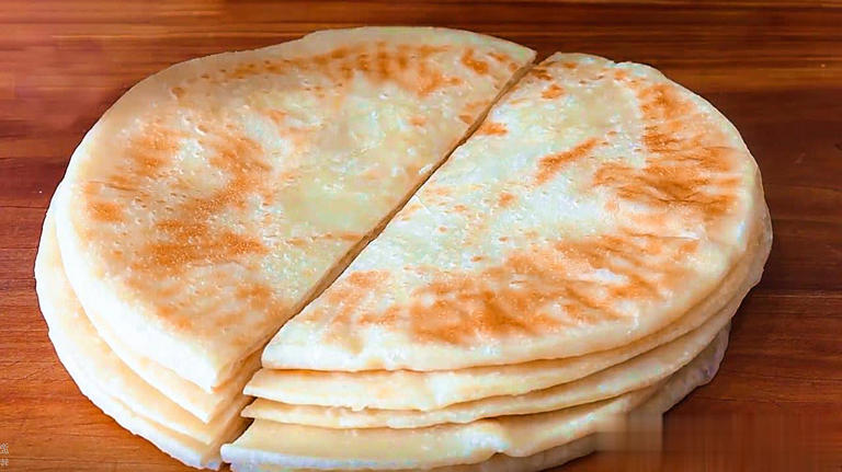 家常烙饼别直接烙，掌握窍门松软多层，凉了也不硬
