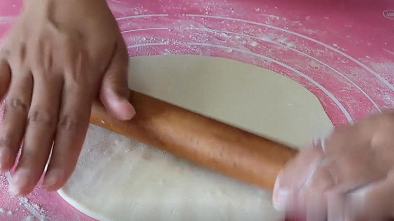 家常烙饼别直接烙，掌握窍门松软多层，凉了也不硬