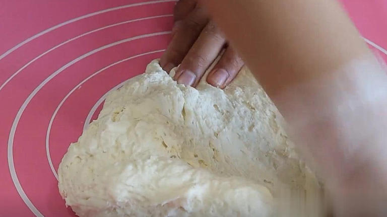 家常烙饼别直接烙，掌握窍门松软多层，凉了也不硬