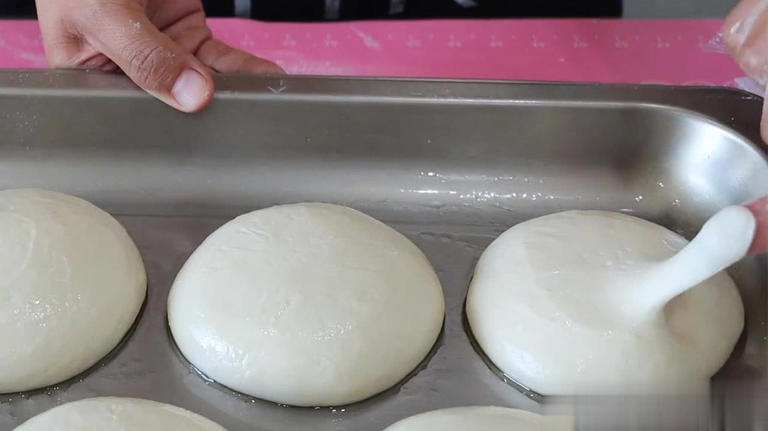 家常烙饼别直接烙，掌握窍门松软多层，凉了也不硬