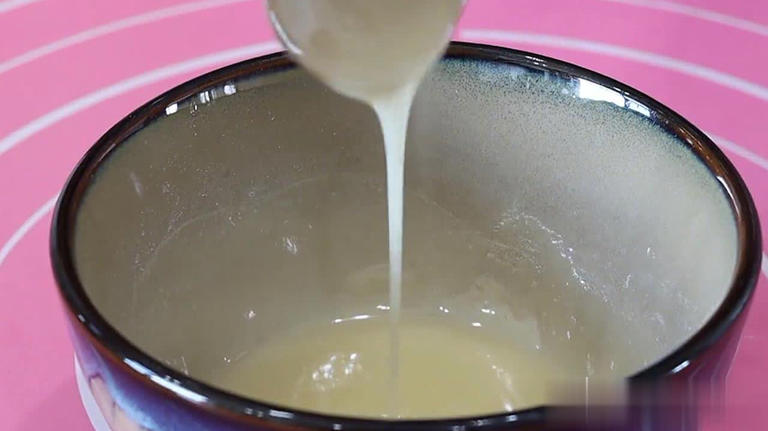 家常烙饼别直接烙，掌握窍门松软多层，凉了也不硬