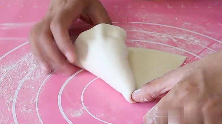 家常烙饼别直接烙，掌握窍门松软多层，凉了也不硬