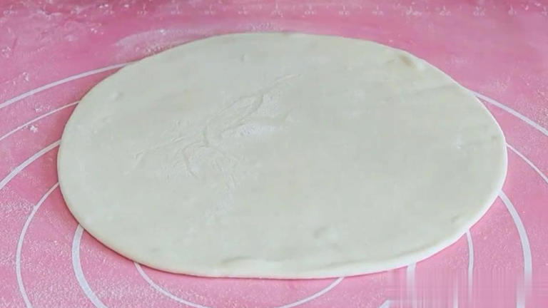 家常烙饼别直接烙，掌握窍门松软多层，凉了也不硬
