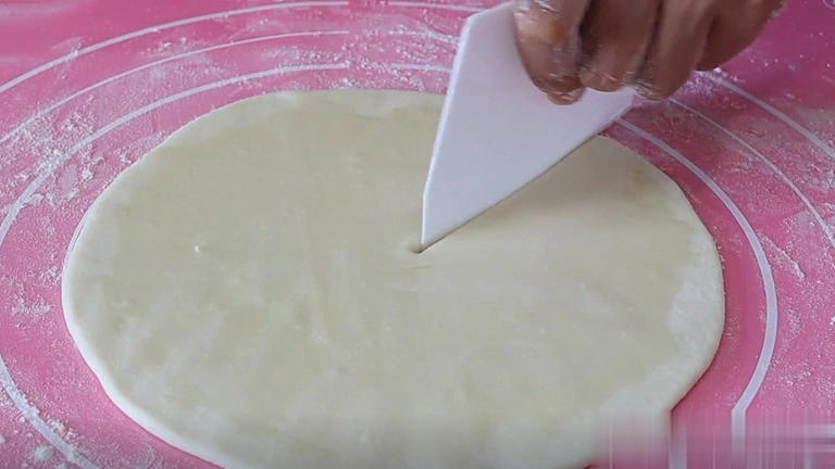 家常烙饼别直接烙，掌握窍门松软多层，凉了也不硬