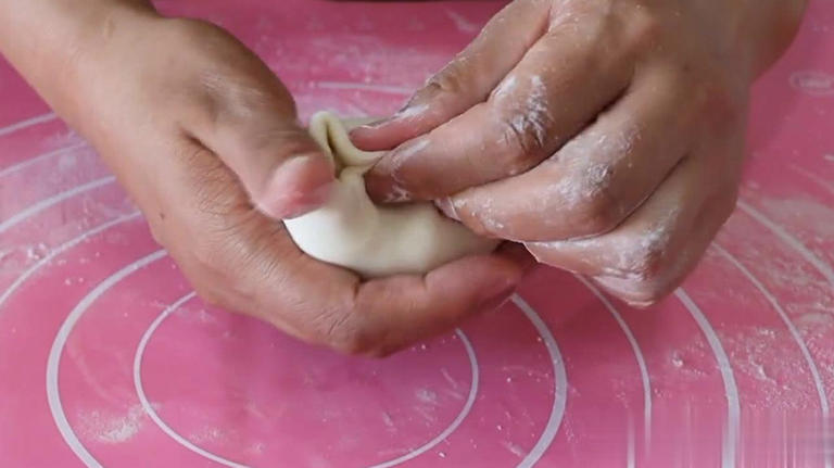 家常烙饼别直接烙，掌握窍门松软多层，凉了也不硬