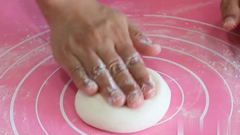 家常烙饼别直接烙，掌握窍门松软多层，凉了也不硬