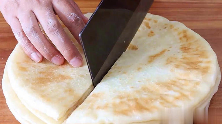 家常烙饼别直接烙，掌握窍门松软多层，凉了也不硬