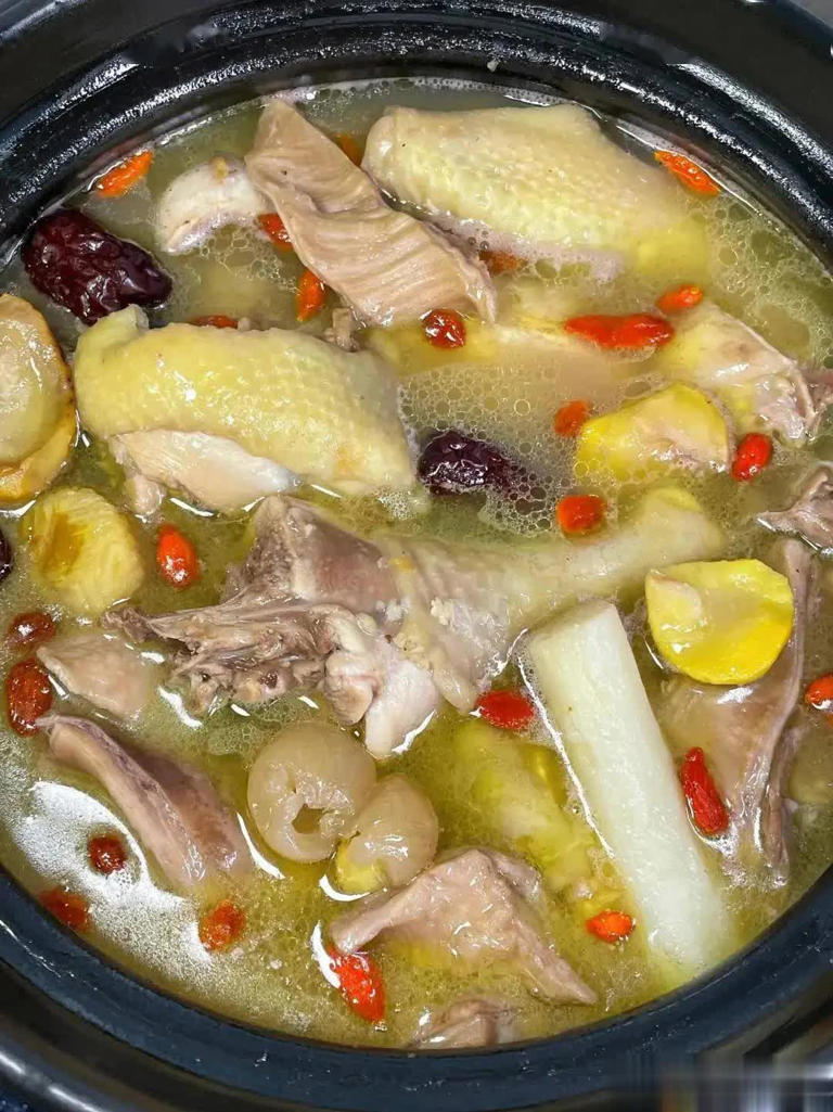 原来炖鸡汤不能先焯水，大厨一招搞定，鲜浓无腥味