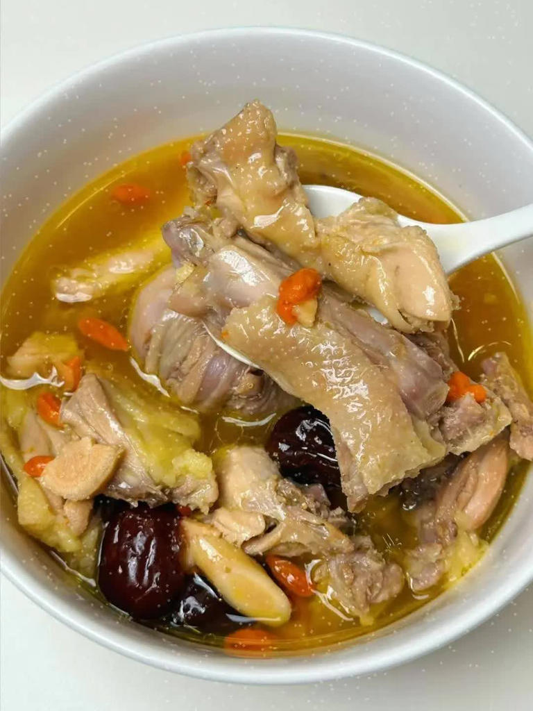 原来炖鸡汤不能先焯水，大厨一招搞定，鲜浓无腥味