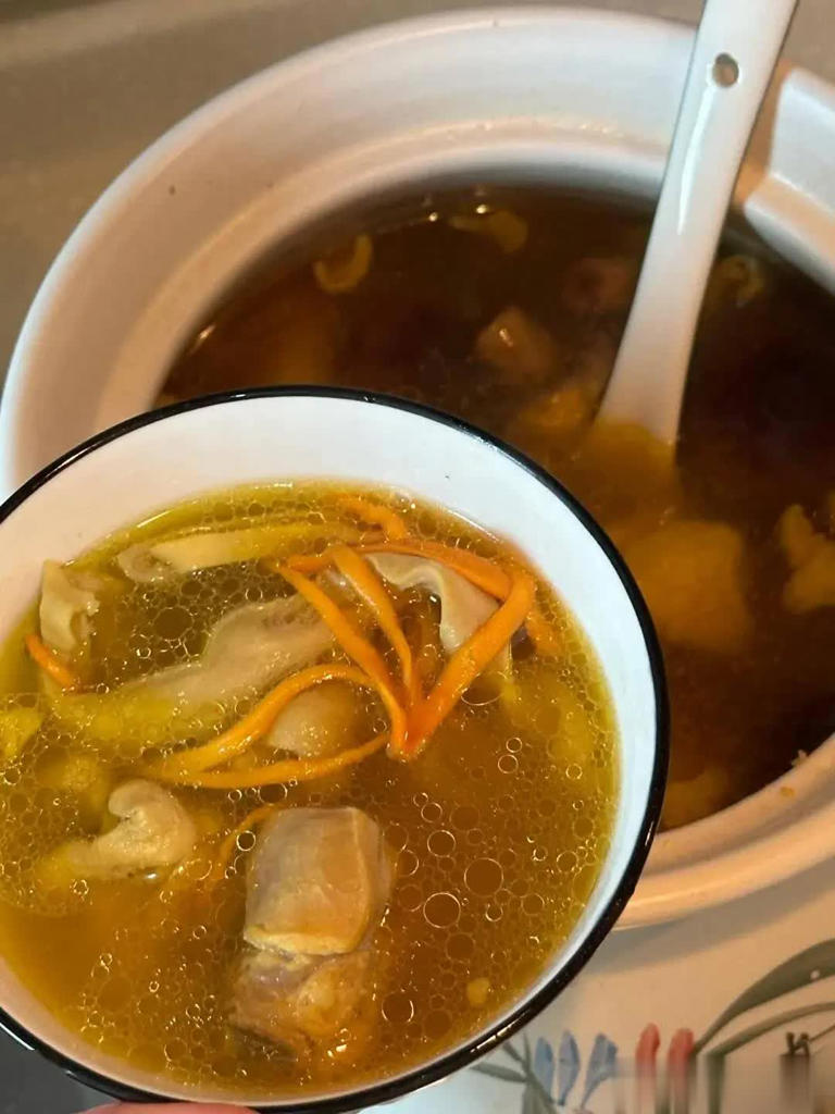 原来炖鸡汤不能先焯水，大厨一招搞定，鲜浓无腥味