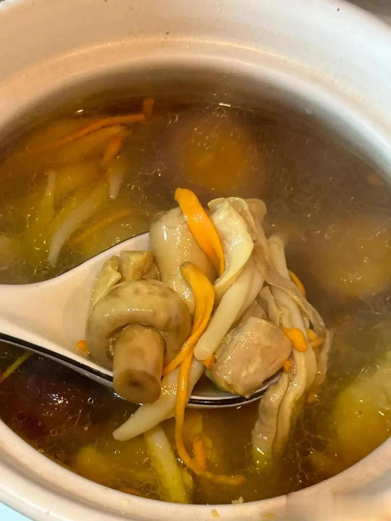 原来炖鸡汤不能先焯水，大厨一招搞定，鲜浓无腥味