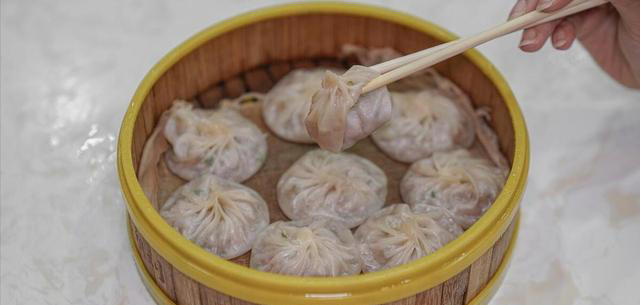 大厨教你做灌汤包，鲜香味美又多汁，学会你也能开个早餐店了