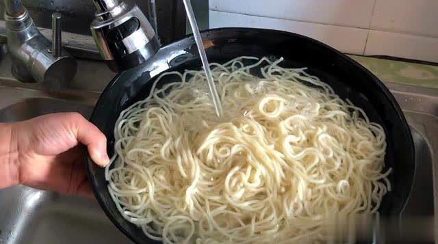 教你面条新做法，好吃解馋，香过红烧肉！