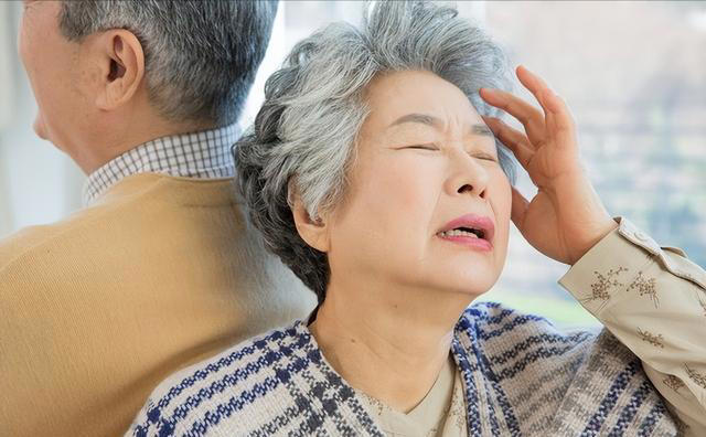 学医后才知道,中风最危险信号,不是头痛,而是频繁出现这5种异常