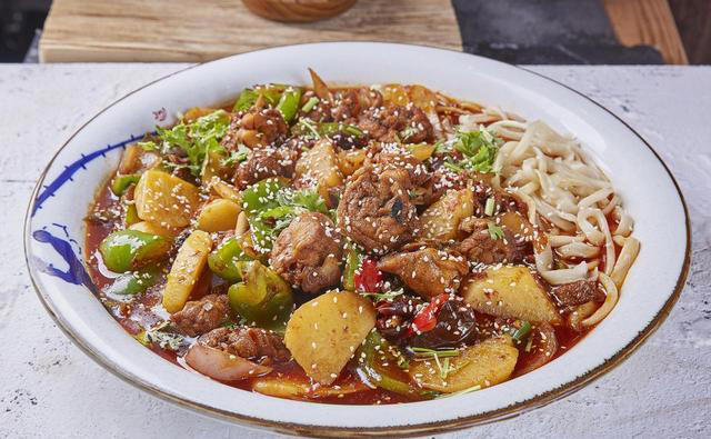 在家也能做正宗新疆大盘鸡，步骤超简单，软烂入味巨下饭