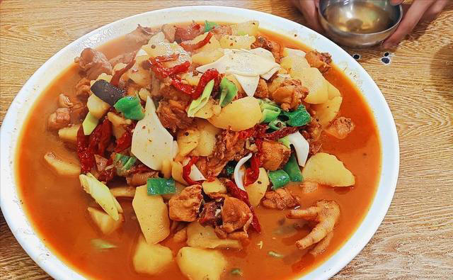 在家也能做正宗新疆大盘鸡，步骤超简单，软烂入味巨下饭