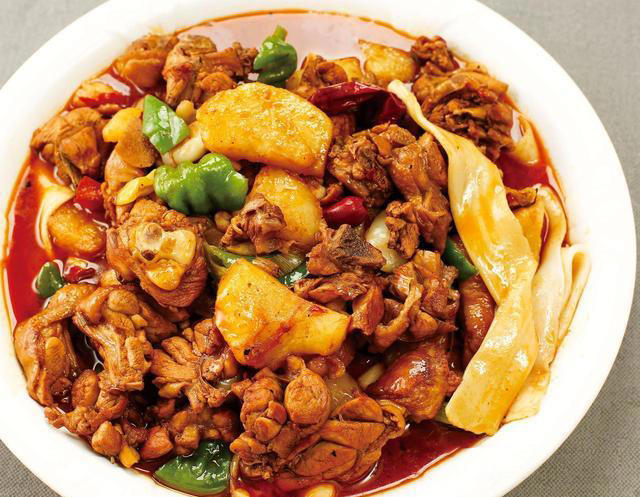 在家也能做正宗新疆大盘鸡，步骤超简单，软烂入味巨下饭