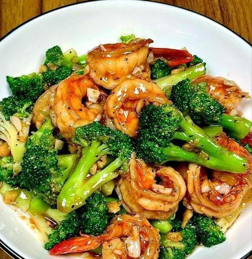 年纪大了要养骨，别只喝牛奶，多吃这八道菜，强健骨骼，腿脚有劲