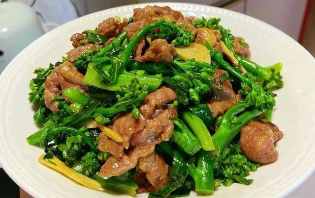 年纪大了要养骨，别只喝牛奶，多吃这八道菜，强健骨骼，腿脚有劲